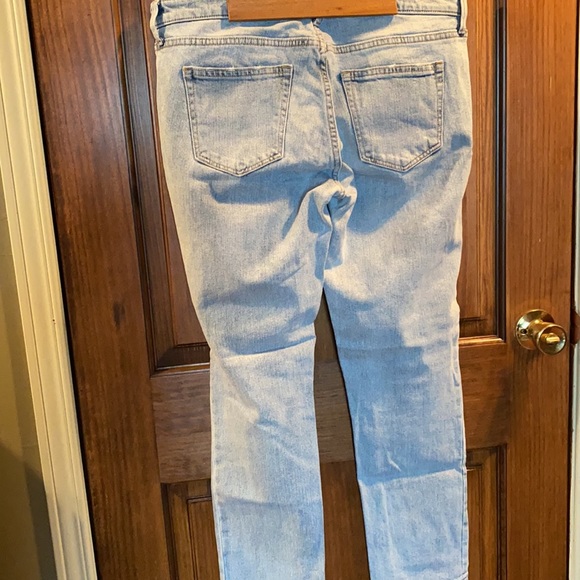 Gap Light Wash Skinny Jeans - Picture 3 of 4